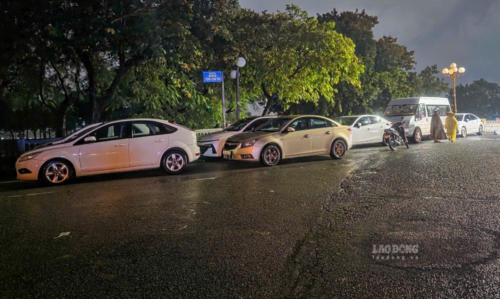 Nguoi dan dua xe oto tranh lu trong dem.