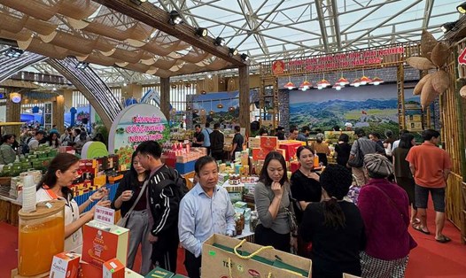 Hội chợ Mùa Thu 2025 hút đông đảo du khách trong ngày đầu tiên mở cửa. Ảnh: Thúy Huyền