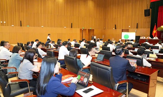 Các đại biểu biểu quyết tại kỳ họp. Ảnh: Cổng TTĐT Hải Phòng