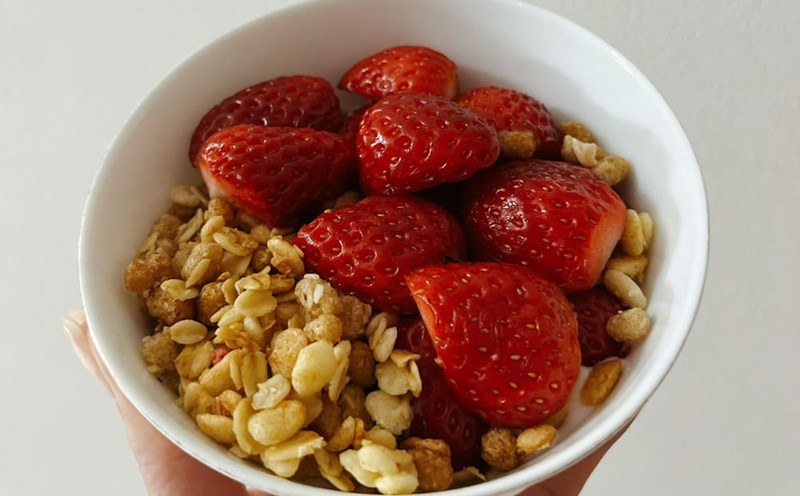 Eating fruit with cereals for breakfast will bring many health benefits. Photo: Mai Chau