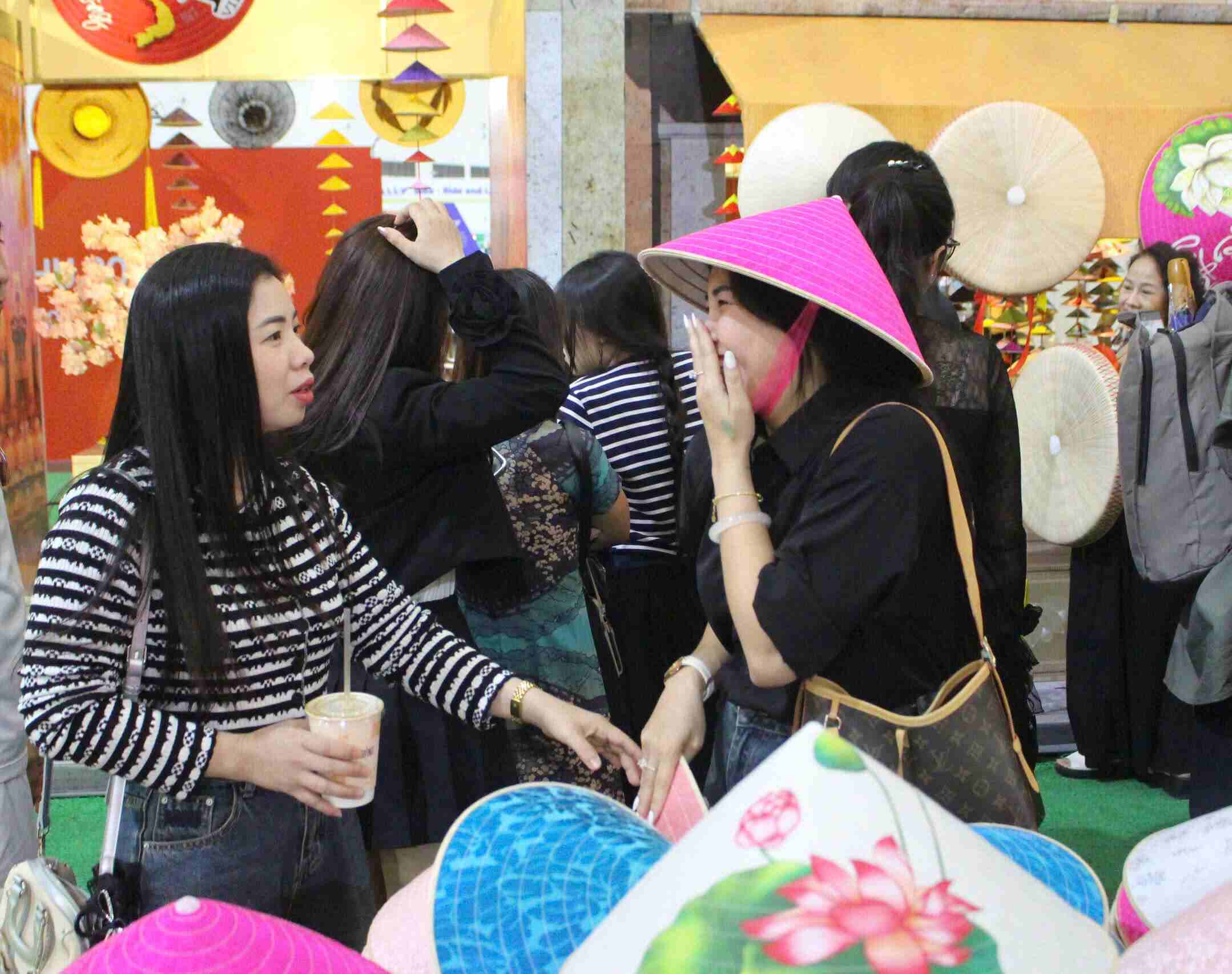 Khach tham quan tim hieu san pham non la lang Chuong o Ha Noi. Anh: Le Tuyen