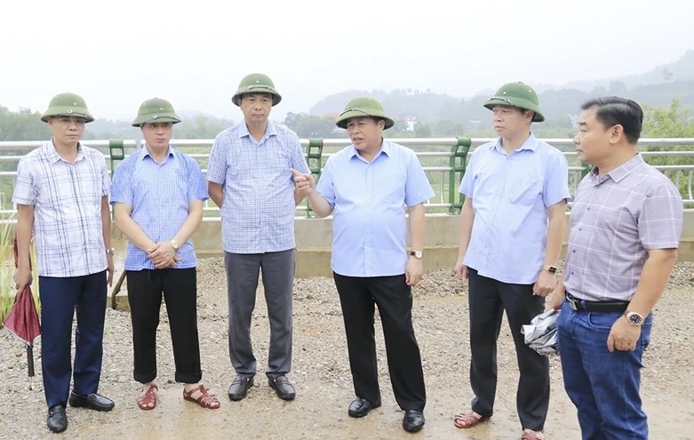 Pho Chu tich UBND tinh Phu Tho Dinh Cong Su kiem tra tien do thuc hien Du an cap bach de ngan lu chong ngap ung Pheo - Che. Anh: Hong Trung