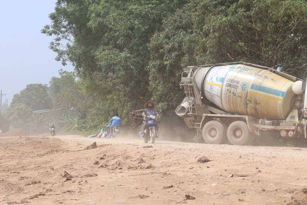 A section of the route belongs to the urgent project of flood prevention and control of Pheo - Che flooded. Photo: Binh Khang