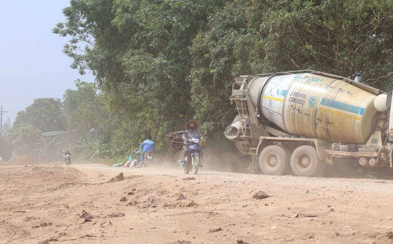 Un tramo de la linea perteneciente al proyecto urgente de diques para prevenir inundaciones y controlar las inundaciones de Pheo - Che. Foto: Binh Khang