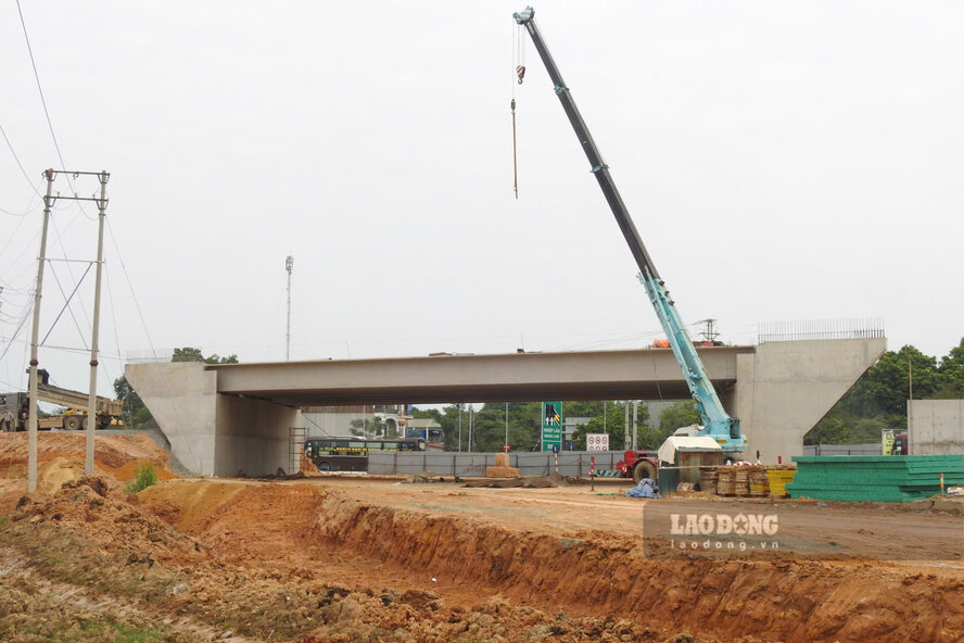 Cau vuot duong tinh 315B noi vao diem cuoi cao toc Tuyen Quang - Phu Tho da bat dau thanh hinh. Anh: To Cong.