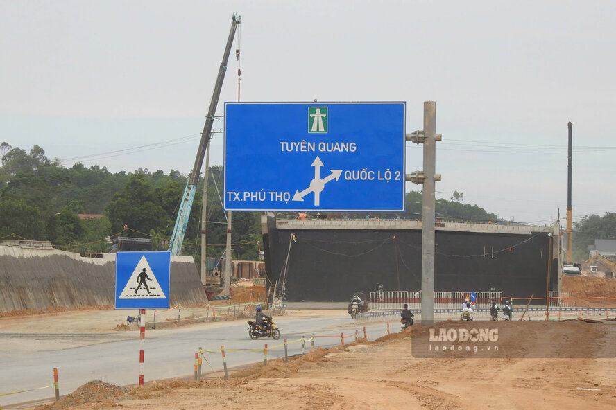 Nha thau phan luong giao thong ra vao cao toc Tuyen Quang - Phu Tho nhieu thang qua. Anh: To Cong.