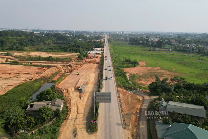 Du an thi cong doc tuyen duong Ho Chi Minh hien huu. Anh: To Cong.