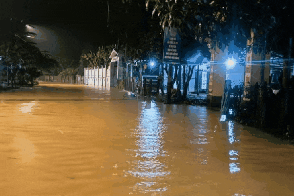 People in Dai Loc flood center, Da Nang stay up all night to flee the flood. Photo: Truong An