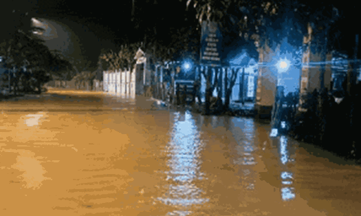 Người dân rốn lũ Đại Lộc, Đà Nẵng trắng đêm chạy lũ. Ảnh: Trường An