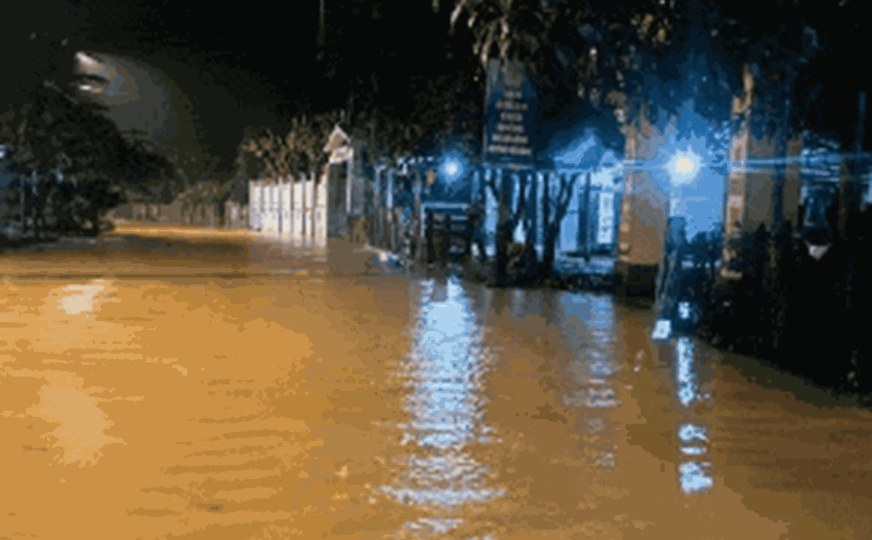 People in Dai Loc flood center, Da Nang stay up all night to flee the flood. Photo: Truong An