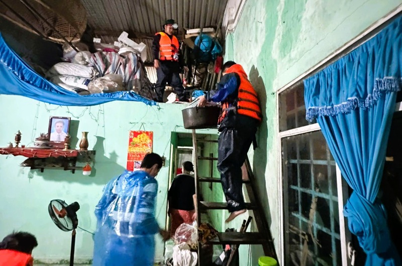 Cong an, bo doi tuc truc xuyen dem, cang minh giup dan so tan, chay lu tai xa Dai Loc. Anh: Truong An
