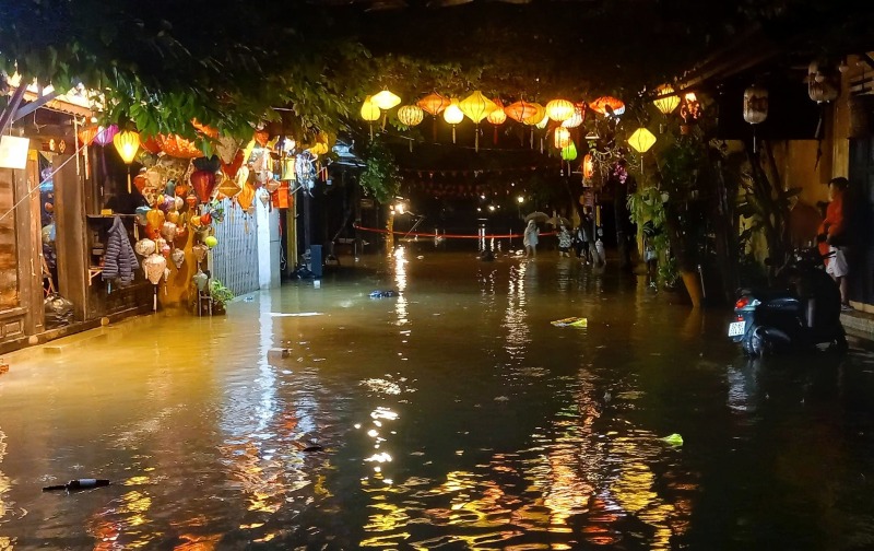 Luc 1h ngay 27.10, muc nuoc song Hoi An 1,67m, tren bao dong II 17 cm va tiep tuc dang cao. Anh: Rin Nguyen - Nguoi Hoi An