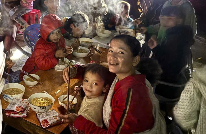 Cac chien si nau mi tiep suc ba con so tan o diem nong sat lo Tra Leng. Anh: Truong An