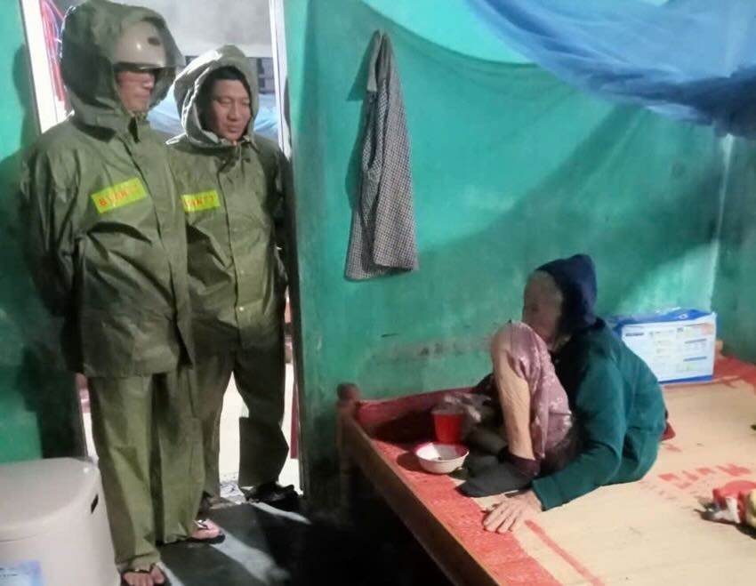 dong vien, van dong nguoi gia vung thap trung di so tan tranh lu. Anh: H. Thuan.