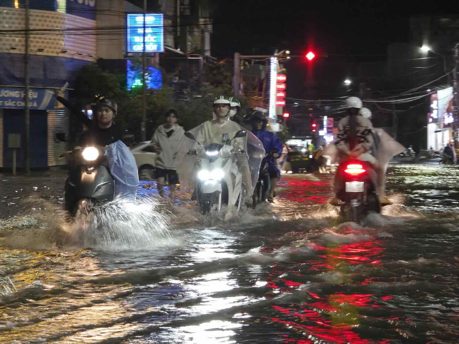 Many roads in Hue were partially flooded due to heavy rain. Photo: Nguyen Phong.