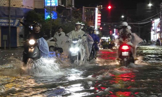 Nhiều tuyến đường ở Huế ngập cục bộ do mưa lớn. Ảnh: Nguyễn Phong.