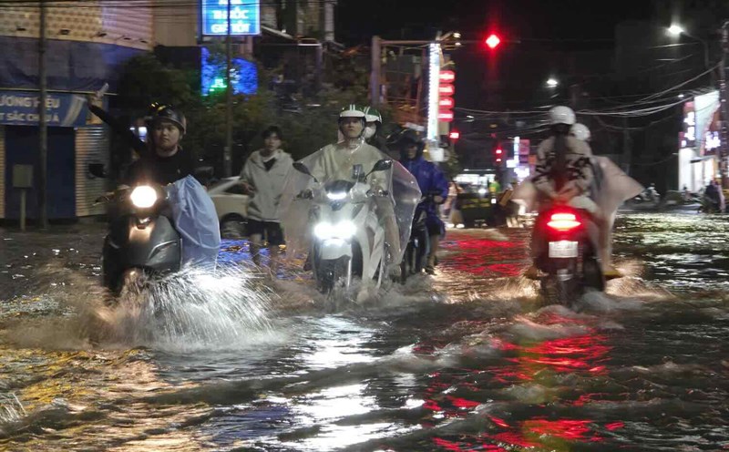Many roads in Hue were partially flooded due to heavy rain. Photo: Nguyen Phong.