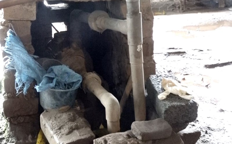 People in Hanoi drill wells using pumps to get groundwater for agricultural production. Photo: Thanh Nhan
