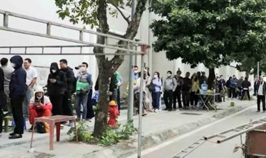 Người dân xếp hàng chờ nộp hồ sơ mua nhà ở xã hội Uy Nỗ, Hà Nội. Ảnh: Việt Bắc