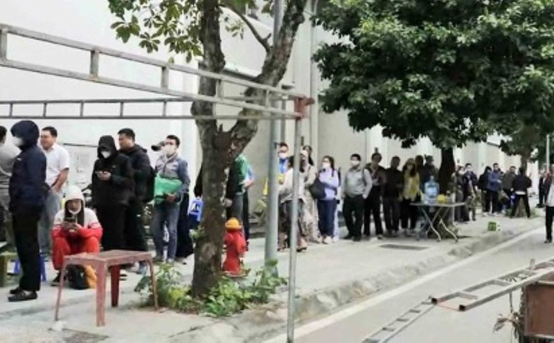 People line up to submit documents to buy Uy No social housing, Hanoi. Photo: Viet Bac