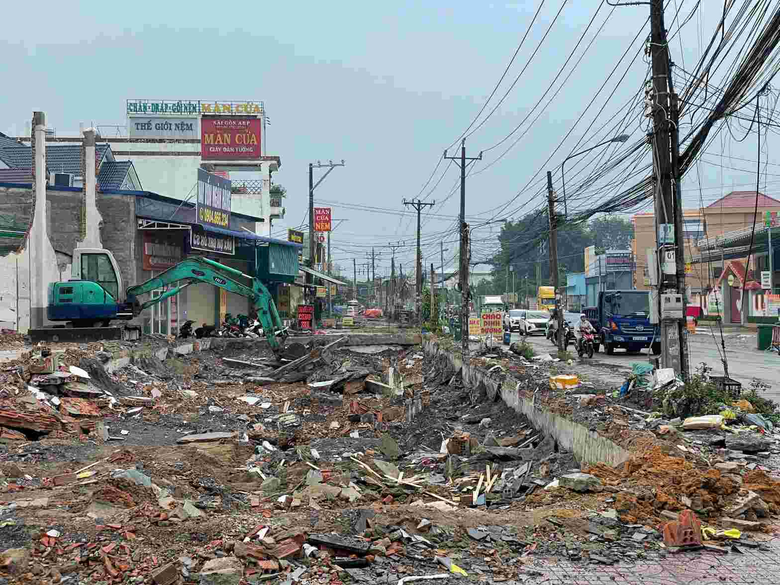 각 부서는 Ly Tu Trong 도로 업그레이드 및 확장 프로젝트의 보상 및 부지 정리 작업 진행 속도를 높이고 있습니다. 사진: Dinh Trong