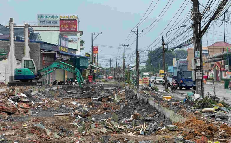 Units are speeding up the progress of compensation and site clearance for the Ly Tu Trong road upgrade and expansion project. Photo: Dinh Trong