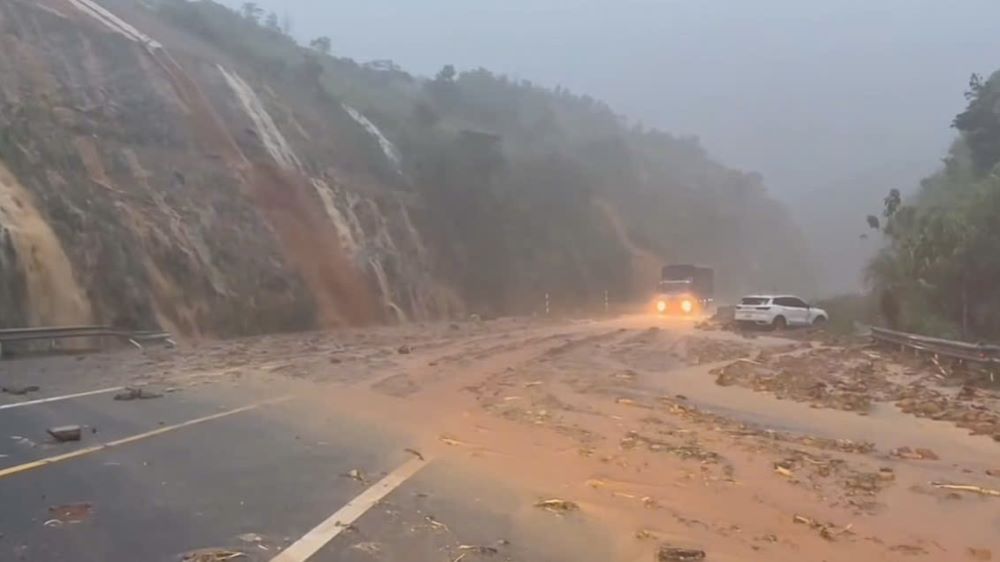 ラソン-トゥイローン高速道路で地滑りが発生し、危険な地域から車両が救出された。写真: マイ・ヴィ