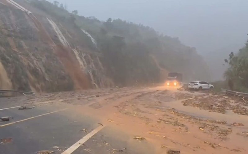 Landslide on La Son - Tuy Loan Expressway, a vehicle rescued from the danger zone. Photo: Mai Vy
