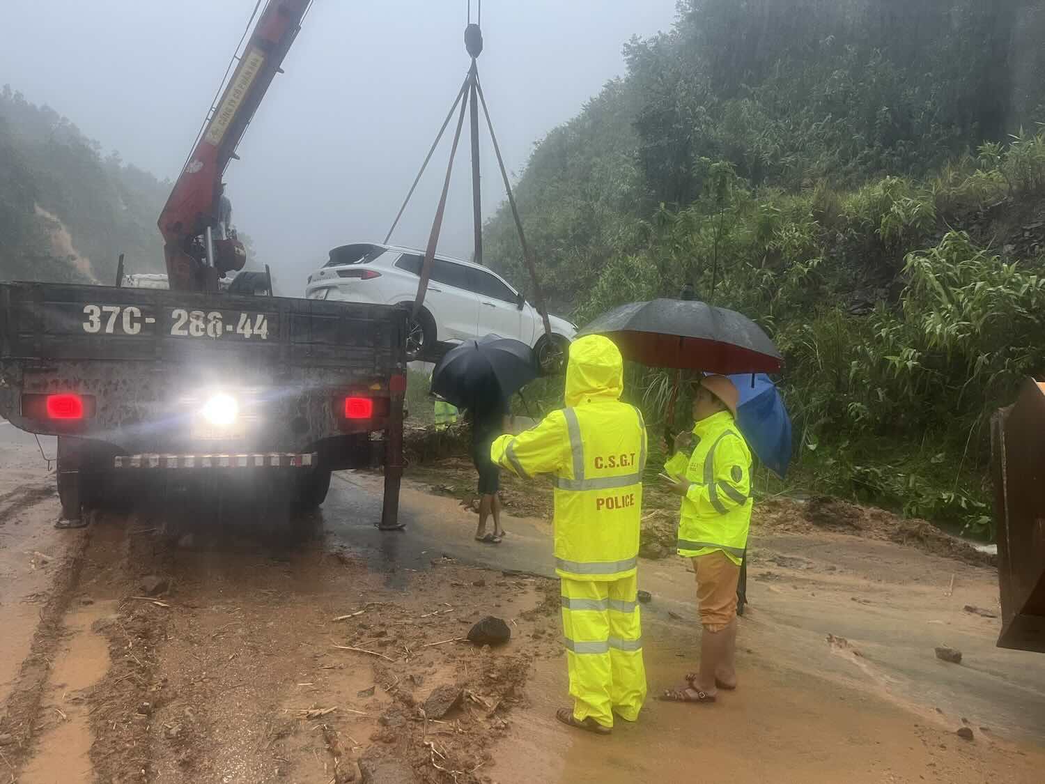 The car was washed away due to heavy rain causing landslides. Photo: Q.An