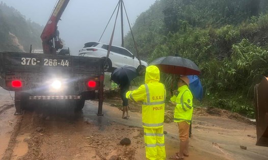 Chiếc xe ôtô bị trôi do mưa lớn gây sạt lở. Ảnh: Q.An