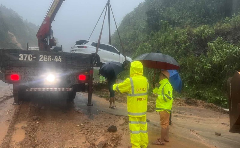 The car was washed away due to heavy rain causing landslides. Photo: Q.An