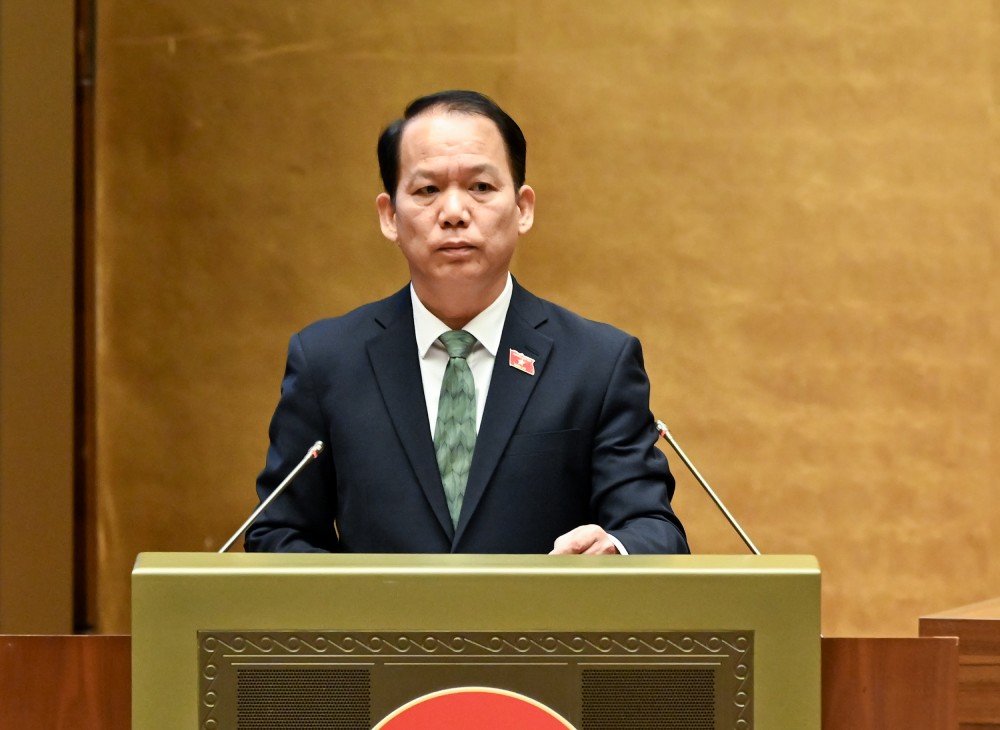 Chairman of the National Assembly's Law and Justice Committee Hoang Thanh Tung reported on the explanation, acceptance, and revision of the draft Law on Transfer of Persons serving prison sentences. Photo: Pham Dong