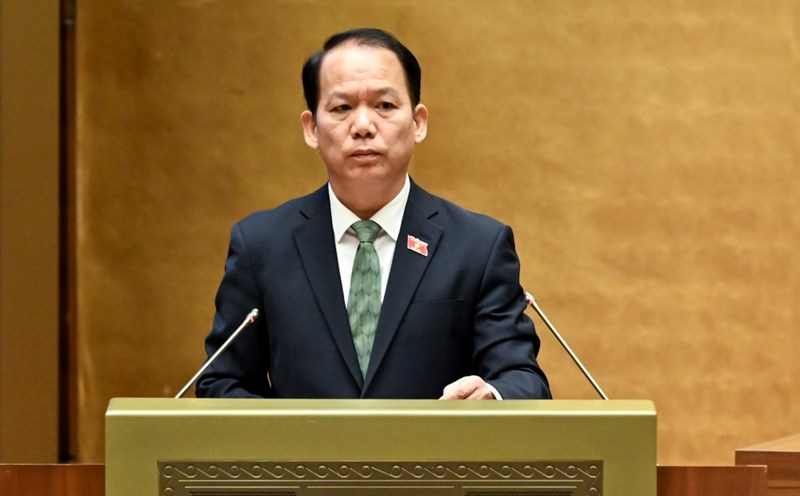 Chairman of the National Assembly's Law and Justice Committee Hoang Thanh Tung reported on the explanation, acceptance, and revision of the draft Law on Transfer of Persons serving prison sentences. Photo: Pham Dong