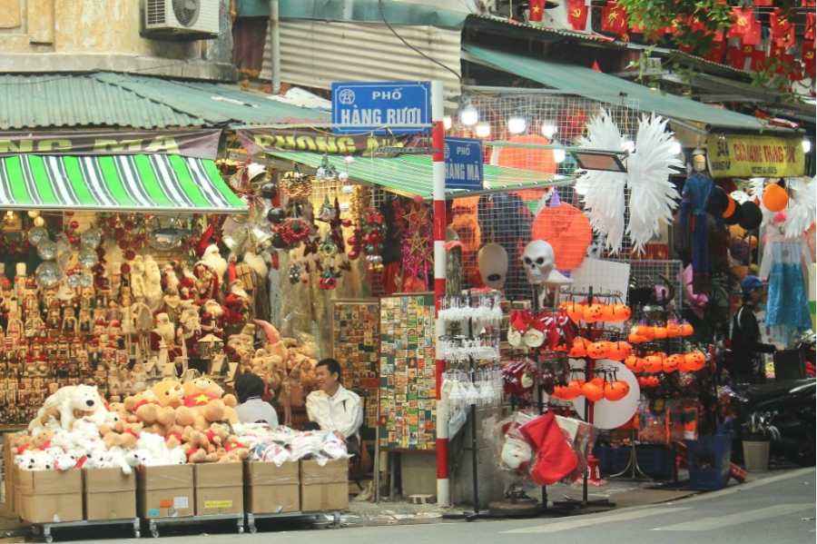 Hang Ma tro thanh diem “giao thoa” cua hai mua le hoi phuong Tay giua long Ha Noi.