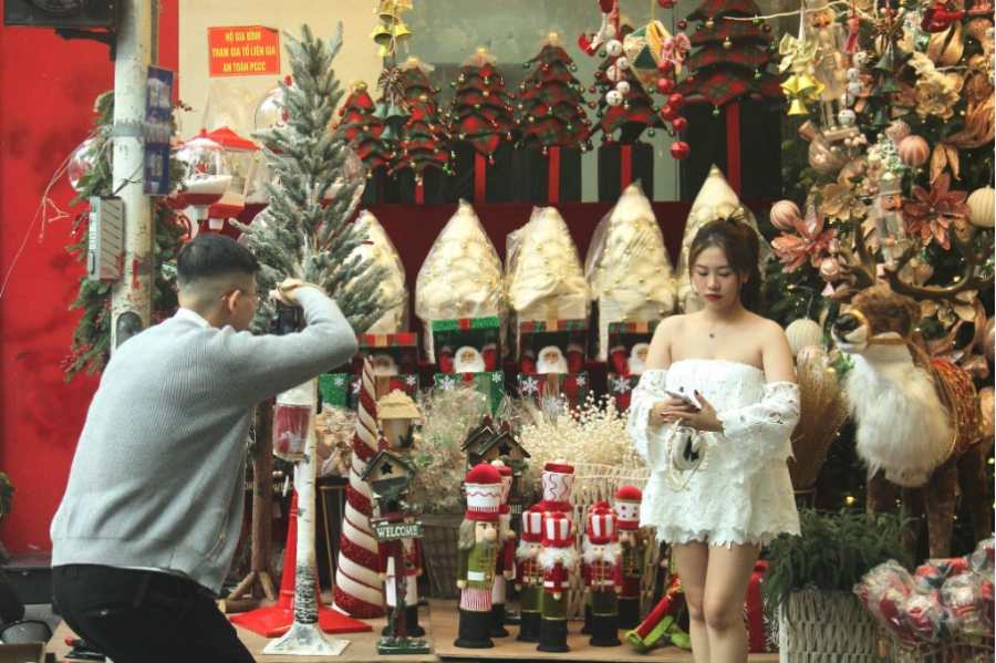 Du khach chup anh check-in tren pho Hang Ma. Anh: Tran Giang