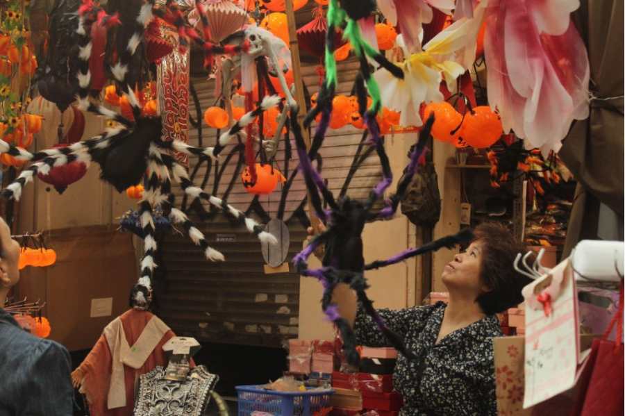 Do Halloween bay ban da dang tren pho Hang Ma. Anh: Tran Giang