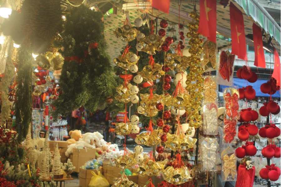 Cac mat hang trang tri Giang sinh duoc bay ban xen ke. Anh: Tran Giang