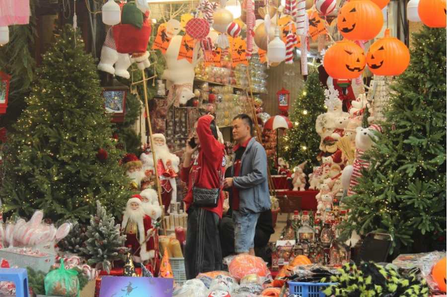 Cac cua hang bay ban ca 2 mat hang de toi da hoa doanh thu. Anh: Tran Giang