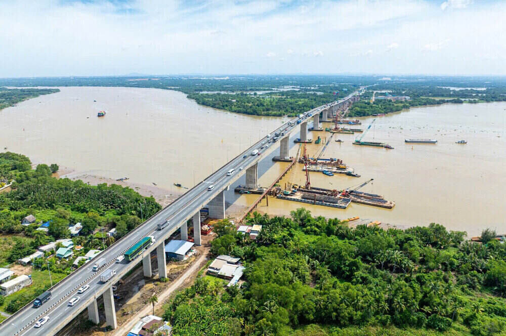 May moc chu yeu tap trung thi cong o doan cau Long Thanh. Anh: To Hung