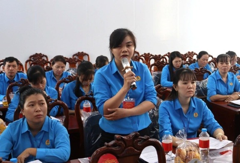 Hoi nghi dai bieu Cong doan xa Nhuan Duc de ra nhiem vu tang cuong ho tro cong doan co so thuong luong, ky thoa uoc lao dong tap the. Anh: Duc Long