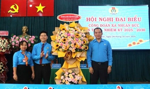 Ông Đặng Trung Dũng - Phó Chủ tịch LĐLĐ TPHCM (bên phải) tặng hoa chúc mừng Hội nghị đại biểu Công đoàn xã Nhuận Đức. Ảnh: Đức Long