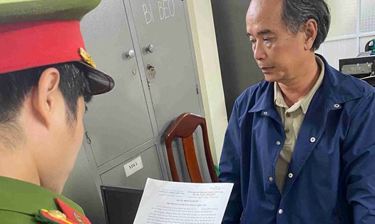 Công an đã tạm giữ người đàn ông lớn tuổi đánh tài xế taxi giữa đường phố Nha Trang. Ảnh: Hữu Long