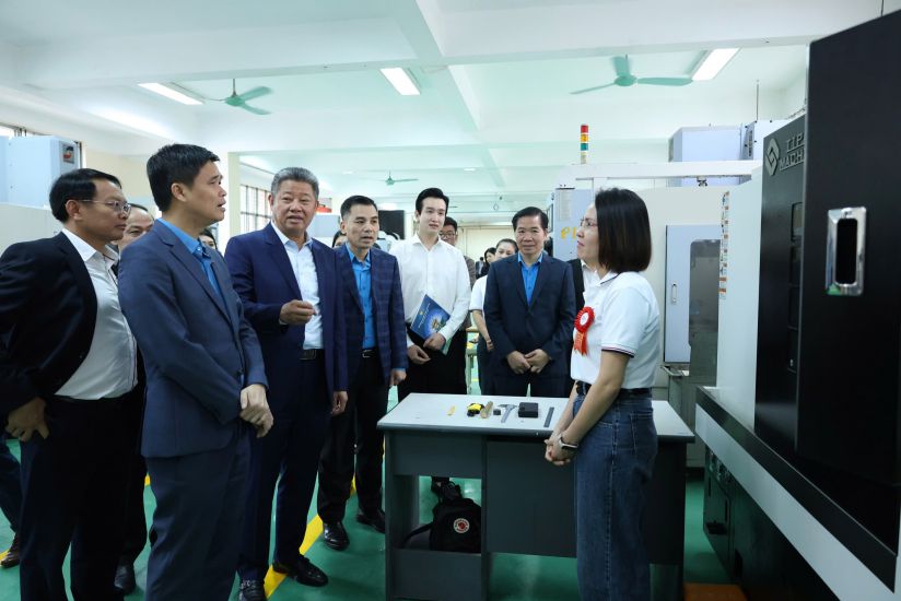 Vice President of the Vietnam General Confederation of Labor Ngo Duy Hieu and the Organizing Committee encouraged the contestants before the exam. Photo: Manh Quan