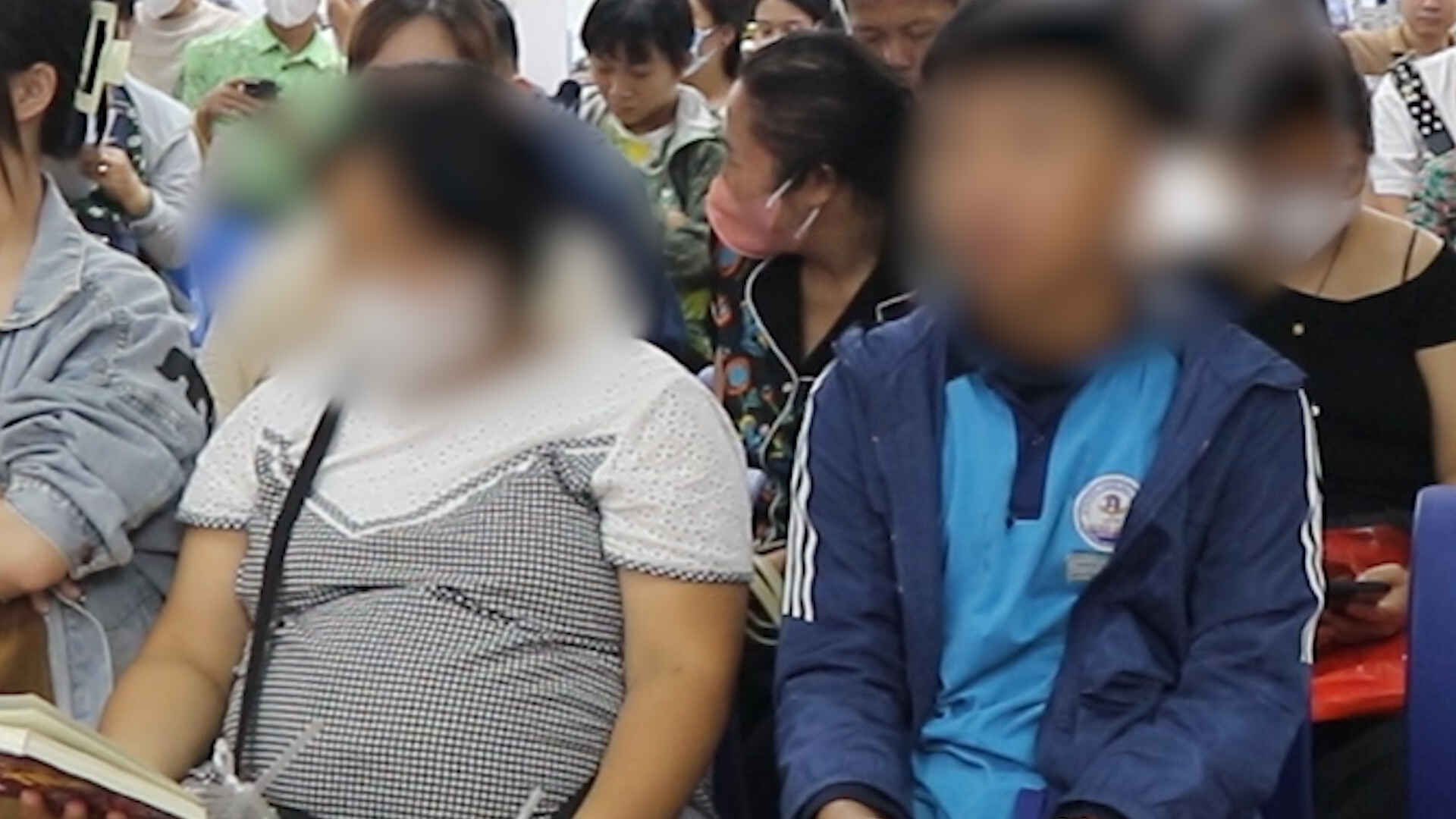 After taking maternity leave to find a job online, the female worker was scammed out of tens of millions of VND. Photo: Cao Thom