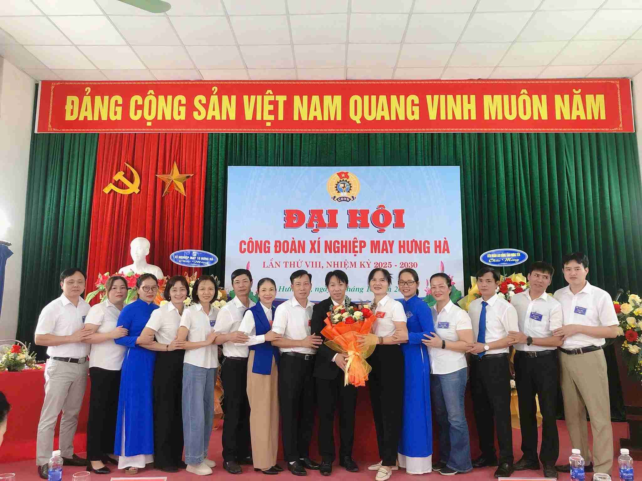 2025～2030年期のフンハ縫製工場労働組合執行委員会が発足。写真：フンハ工場 - 衣服10