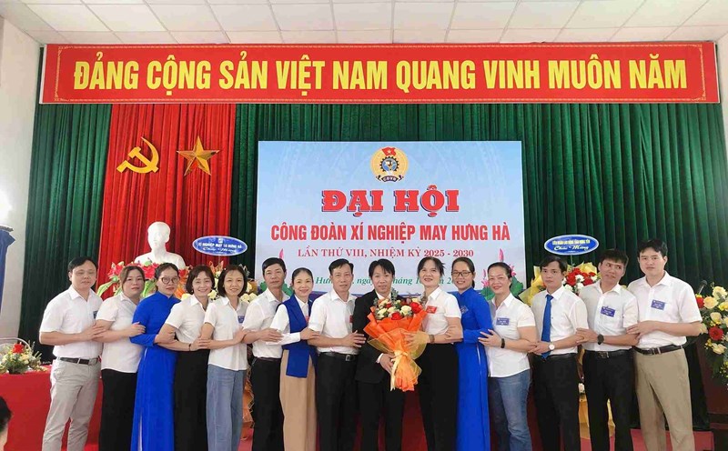 The Executive Committee of Hung Ha Garment Enterprise Trade Union for the 2025-2030 term was launched. Photo: Hung Ha Enterprise - May 10