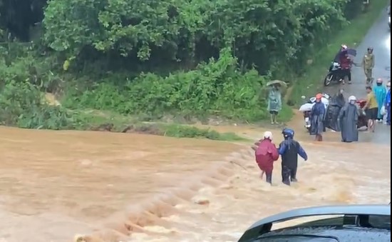 Heavy rain caused flooding in the spillways in A Doi commune. Photo: H.Nguyen