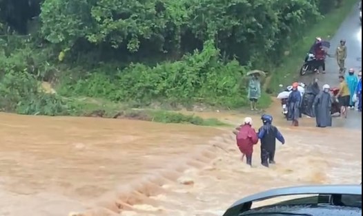Mưa lớn gây ngập các ngầm tràn ở xã A Dơi. Ảnh: H.Nguyên