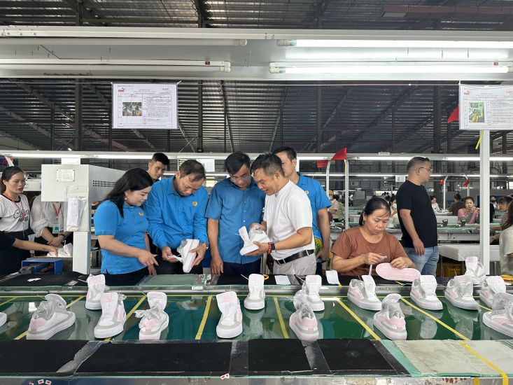Lao Cai Trade Union visited and grasped the living conditions of workers and production and business at Ruian Vietnam Shoes Co., Ltd. Photo: Bao Nguyen
