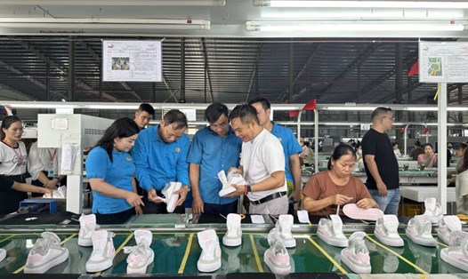 Công đoàn Lào Cai thăm và nắm bắt tình hình đời sống công nhân, sản xuất kinh doanh công ty TNHH Giầy Ruian Việt Nam. Ảnh: Bảo Nguyên